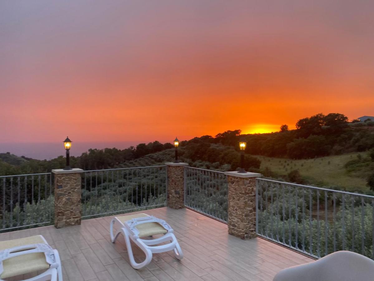 ジッツェリーア Casale Calabria Bed & Breakfast エクステリア 写真